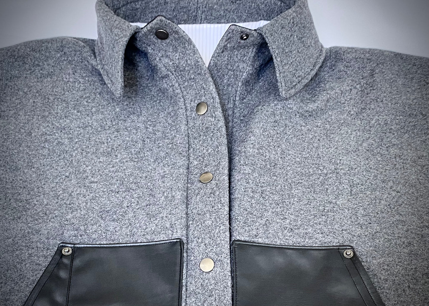 Blouson en laine avec poches en cuir - L'atelier Kez'ya